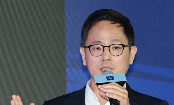 네스프레소 버츄오 업 소개하는 박성용 대표