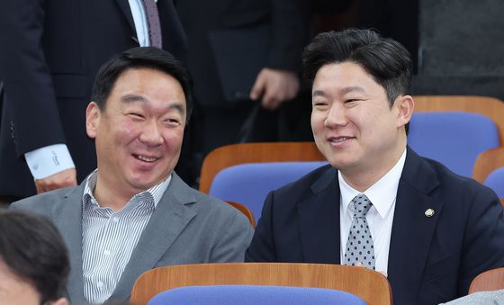 대화하는 정희용·진종오