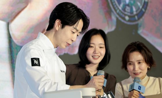 시연 하는 미쉐린 스타 셰프 손종원