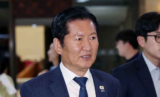 의총 참석하는 정청래 대표