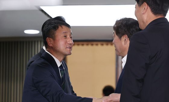 인사하는 한병도 의원