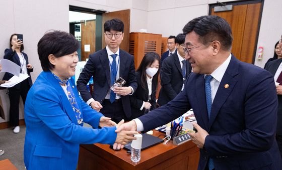 윤호중 행안부 장관과 인사하는 서영교 법사위원장