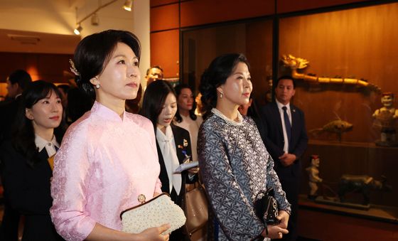 작품 관람하는 한-베트남 정상 배우자