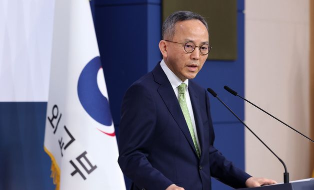 취재진 질문에 답하는 박일 외교부 대변인