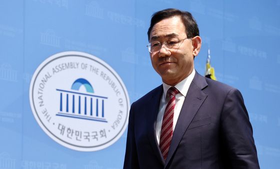 회견장 나서는 주호영