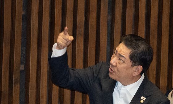 박지원 의원과 대화하는 김병기 '휴대전화 사진 찍힙니다'