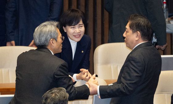 전현희·김기표 의원과 대화하는 김병기 의원