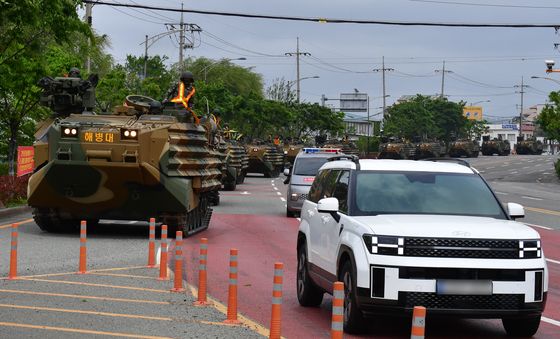 해병대 KAAV부대 줄맞춰 이동