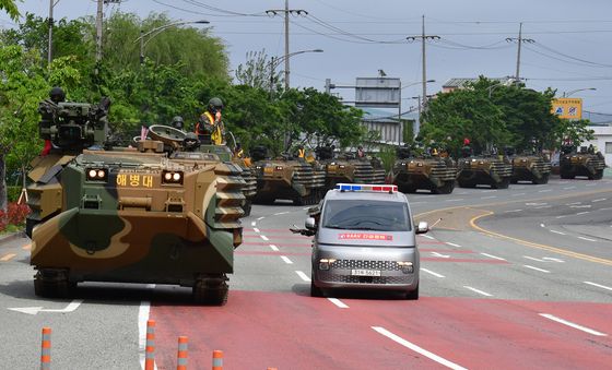 도심 통과하는 해병대 KAAV 부대