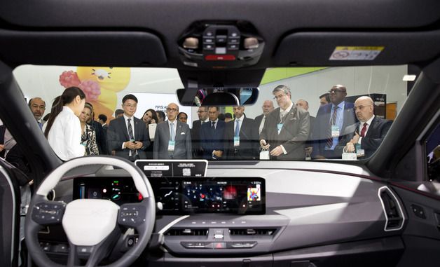 주한외교관들과 기아 전시관 둘러보는 류제명 제2차관