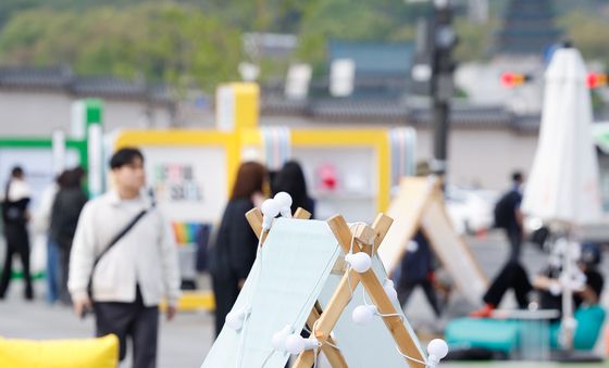 책 읽으며 여유로운 오후