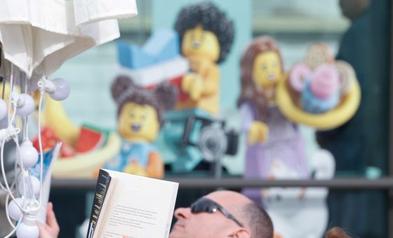 광장 한복판 독서…평화로운 오후