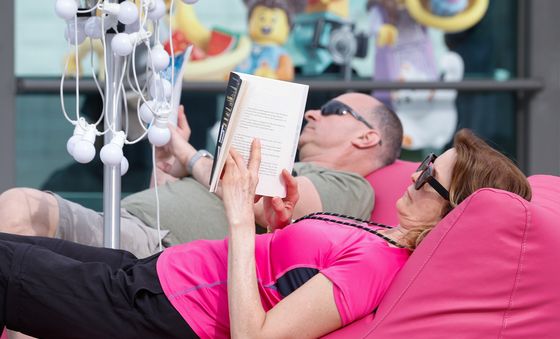 광장 한복판 독서…평화로운 오후