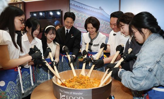 비빔밥 만드는 김혜경 여사