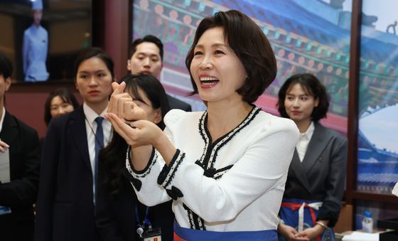 손가락 하트 만드는 김혜경 여사