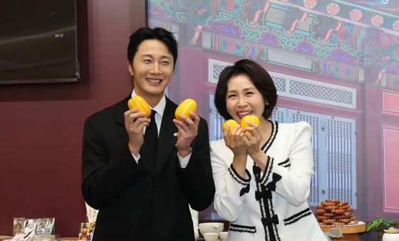 정일우와 참외 들어보이는 김혜경 여사