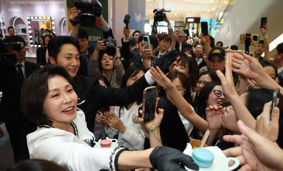 마카롱 나눠주는 김혜경 여사