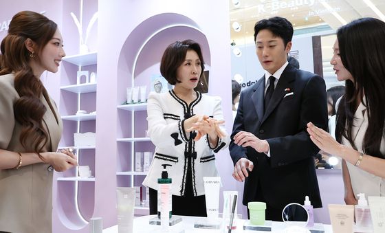 K문화관광대전 체험하는 김혜경 여사