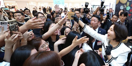 비빔밥 나눠주는 김혜경 여사