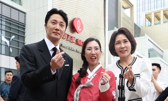 한복 입는 베트남 시민과 기념촬영하는 김혜경 여사