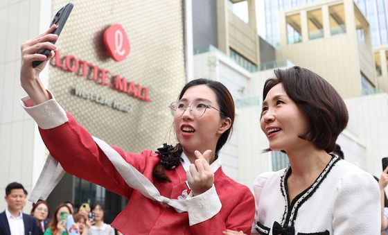 한류팬과 기념촬영하는 김혜경 여사