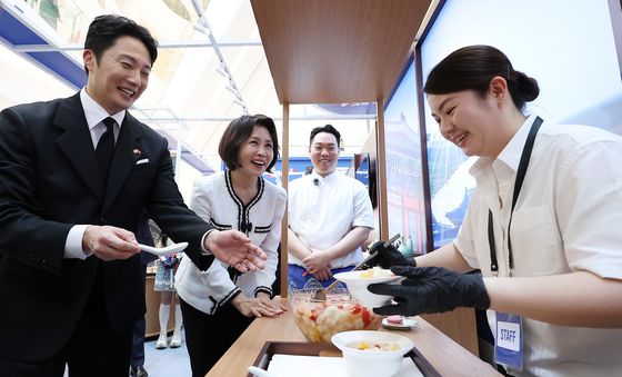 베트남산 화채 받는 김혜경 여사