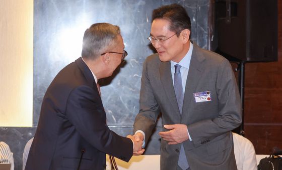 박지원 회장과 인사하는 이재용 회장