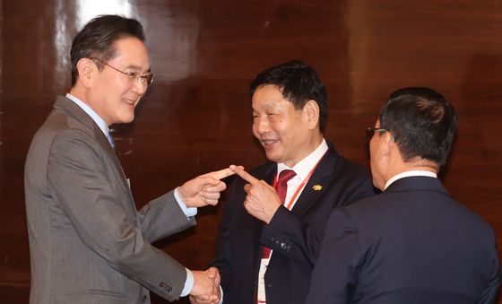 베트남 기업인과 인사하는 이재용 회장