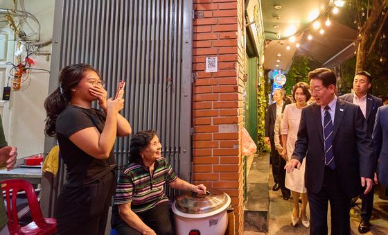 하노이 밤산책 나선 이재명 대통령