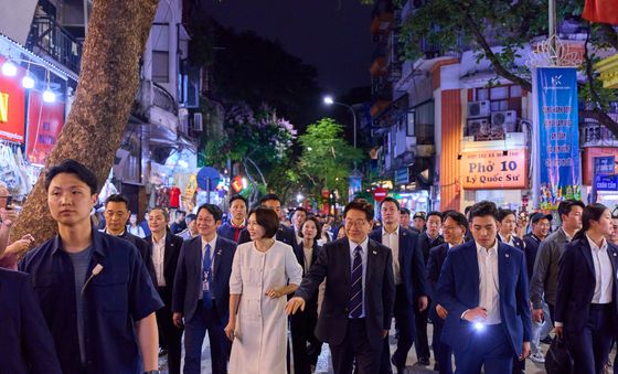 이재명 대통령 부부, 하노이 호안끼엠 호수 깜짝 방문