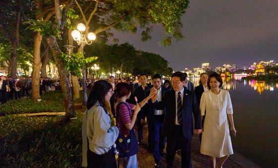 이재명 대통령 부부, 하노이 호안끼엠 호수 깜짝 방문