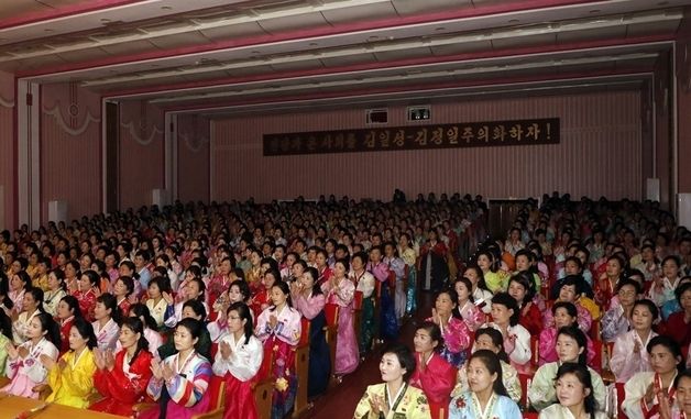 北 인민혁명군 94주년 맞아 예술공연…여맹 참여