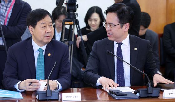 대화하는 구윤철 부총리와 김민재 차관