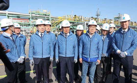 LNG 생산기지 시설 둘러보는 정청래 대표