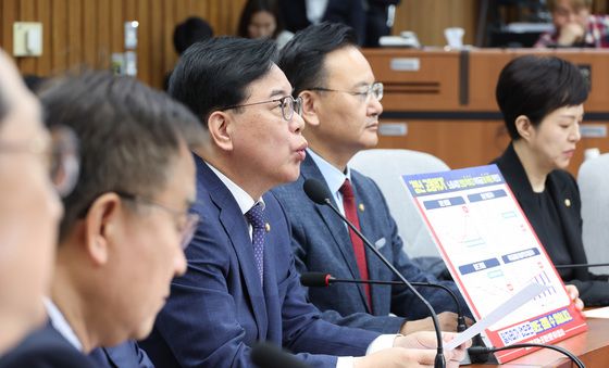 청년 일자리 정책 비판하는 송언석