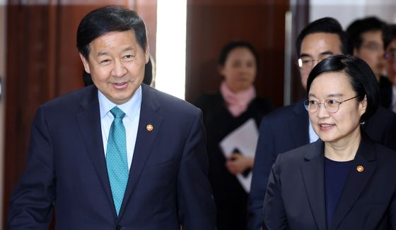 비상경제본부회의 참석하는 구윤철 부총리