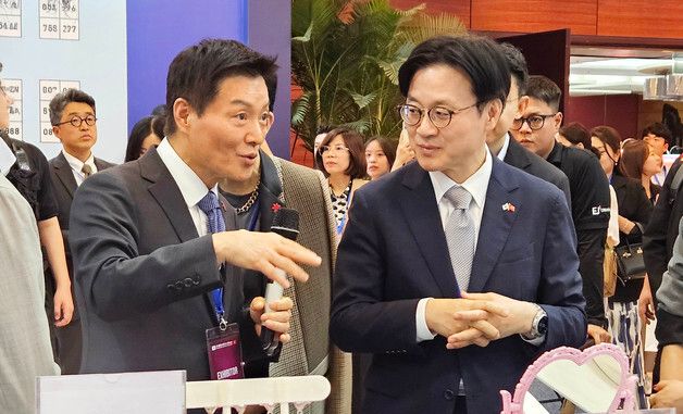 박주형 대표 발언 듣는 김정관 장관