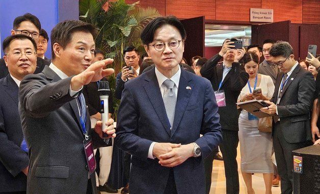 신세계 하이퍼그라운드 베트남 쇼케이스 둘러보는 김정관 장관과 박주형 대표