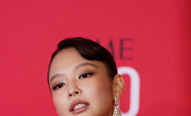 '타임 100' 선정된 블랙핑크 제니 '파격 드레스 깜짝'