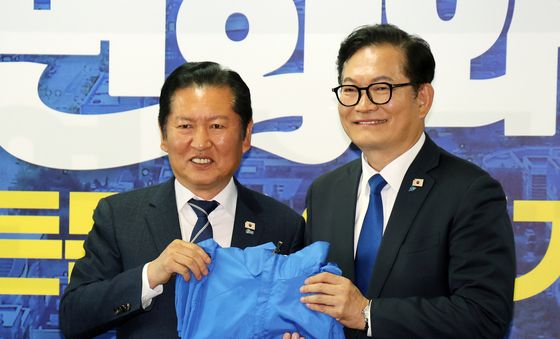송영길 후보에게 당 점퍼 전달하는 정청래 대표