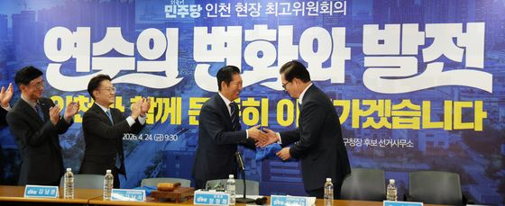 송영길 후보에게 당 점퍼 전달하는 정청래 대표