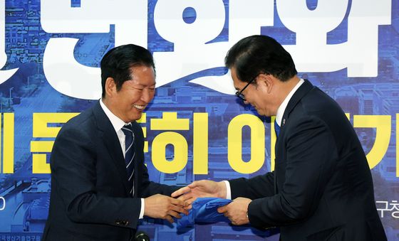 정청래 대표에게 당 점퍼 전달 받는 송영길 후보