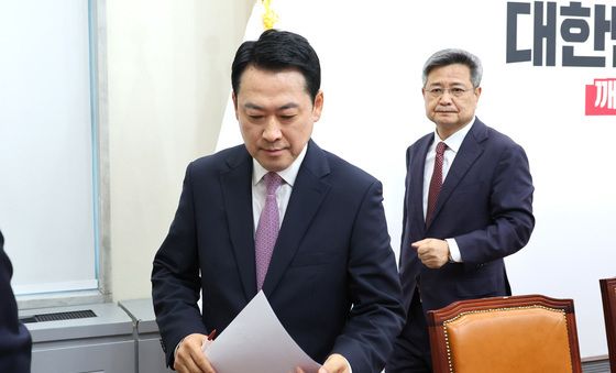 브리핑장 나서는 장동혁 대표