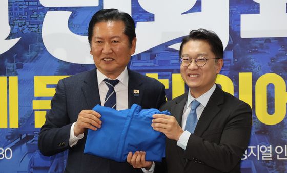 김남준 후보에게 당 점퍼 전달하는 정청래 대표