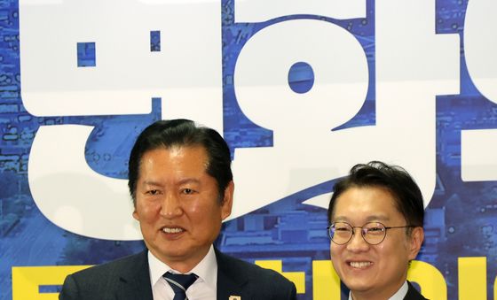 정청래 대표에게 당 점퍼 전달 받는 김남준 후보