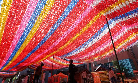 알록달록한 연등으로 가득한 조계사