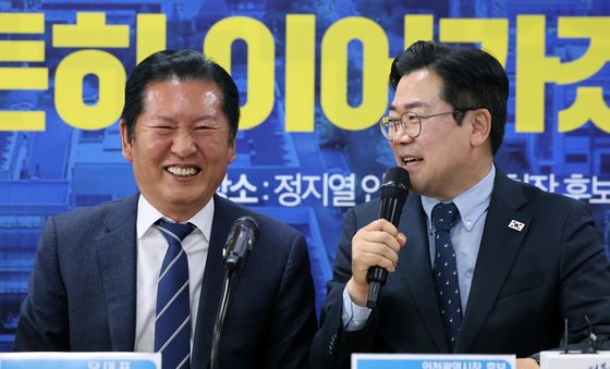 정청래 대표 바라보며 발언하는 박찬대 후보