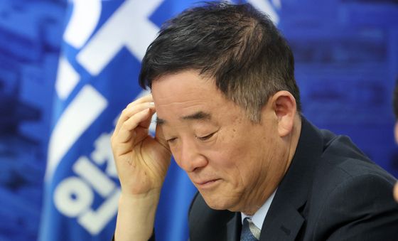 생각에 잠긴 강득구 최고위원