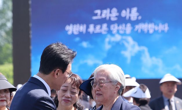 유가족과 인사하는 김민석 총리