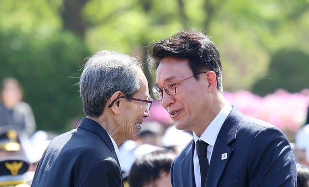 유가족 위로하는 김민석 총리